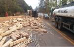Caminhão carregado de cabos de vassouras tomba na BR-040 e carga fica espalhada pela rodovia