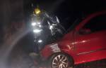 Carro pega fogo em garagem de residência no bairro de Lourdes, em Lafaiete
