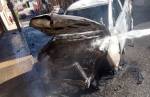 Carro incendeia após capotar no bairro Queluz