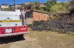 Incêndio no bairro Arcádia ameaça residências nas proximidades