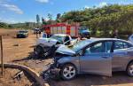 Colisão frontal entre dois carros deixa três pessoas ferida na BR-040, em Congonhas 