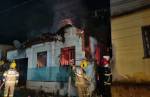 Bombeiros combatem incêndio em casa no bairro Triângulo, em Lafaiete