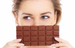 Chocolate dá espinha? Dermatologista explica como o alimento age no organismo e na pele