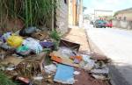 Lafaietenses espalham detritos pelas ruas e transformam a cidade em lixão