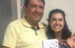 Vereador Sandro José e a escritora lafaietense Sarah Rezende doam livro à Biblioteca da Câmara