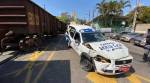 Acidente com carro de funerária e trem deixa dois feridos em Lafaiete