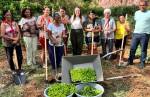Damires Rinarlly entrega ferramentas para manutenção de hortas comunitárias