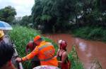 Bombeiros resgatam homem que caiu no rio Bananeiras durante a chuva, em Lafaiete 