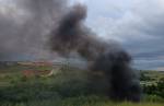 Bombeiros de Lafaiete debelam incêndio em contenção de pneus