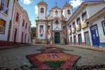 Tapetes devocionais transformam as ruas de Ouro Preto em obras de arte 