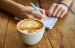 Nutricionista  explica como a cafeína pode ajudar mulheres com rotinas sobrecarregadas