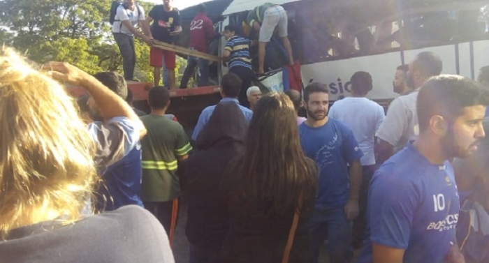 Acidente entre ônibus, cegonheira e carro de passeio deixa cinco feridos na BR-040