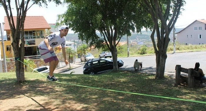 Lafaietenses descobrem o Slackline e desafiam a gravidade