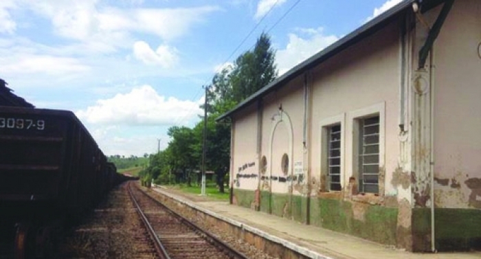 Esquecida e abandonada, centenária Estação de Buarque cede aos efeitos do tempo