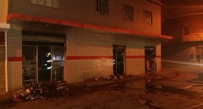Ladrões furtam e colocam fogo em supermercado