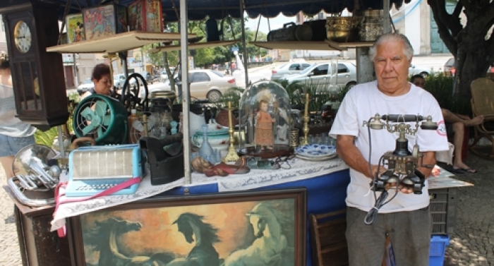 Encontro de antiquários promove viagem ao passado na praça Barão de Queluz