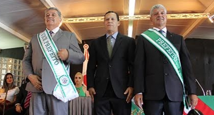 Ivar dá o bolo na transmissão de cargo e chaves da PMCL são entregues por faxineira a Mário Marcus