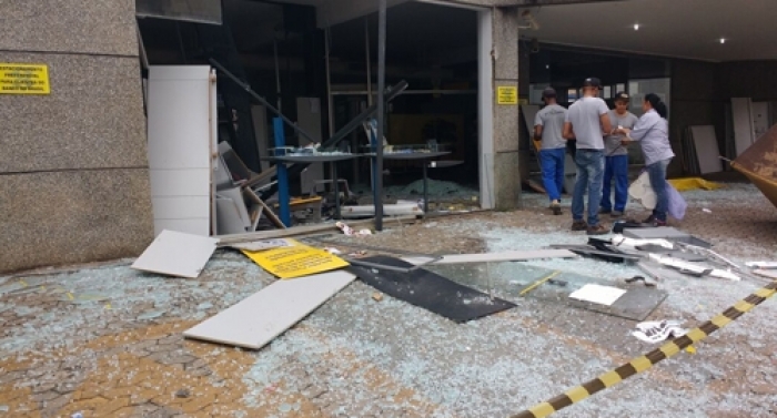 Bandidos explodem duas agências bancárias em Carandaí
