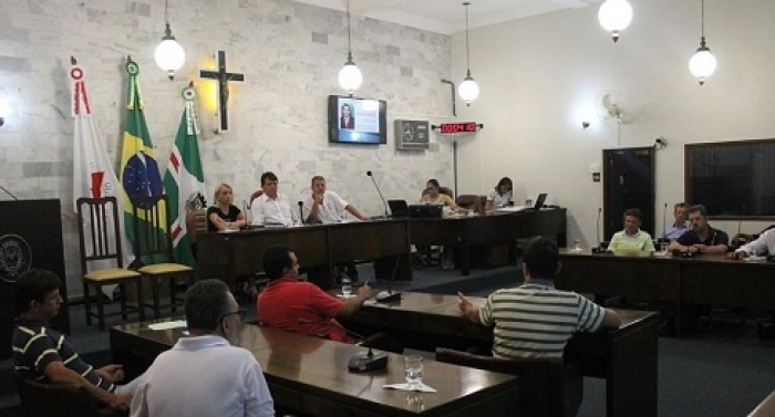 Projeto disfarçado propõe reajuste a funcionários da Câmara e divide vereadores de CL