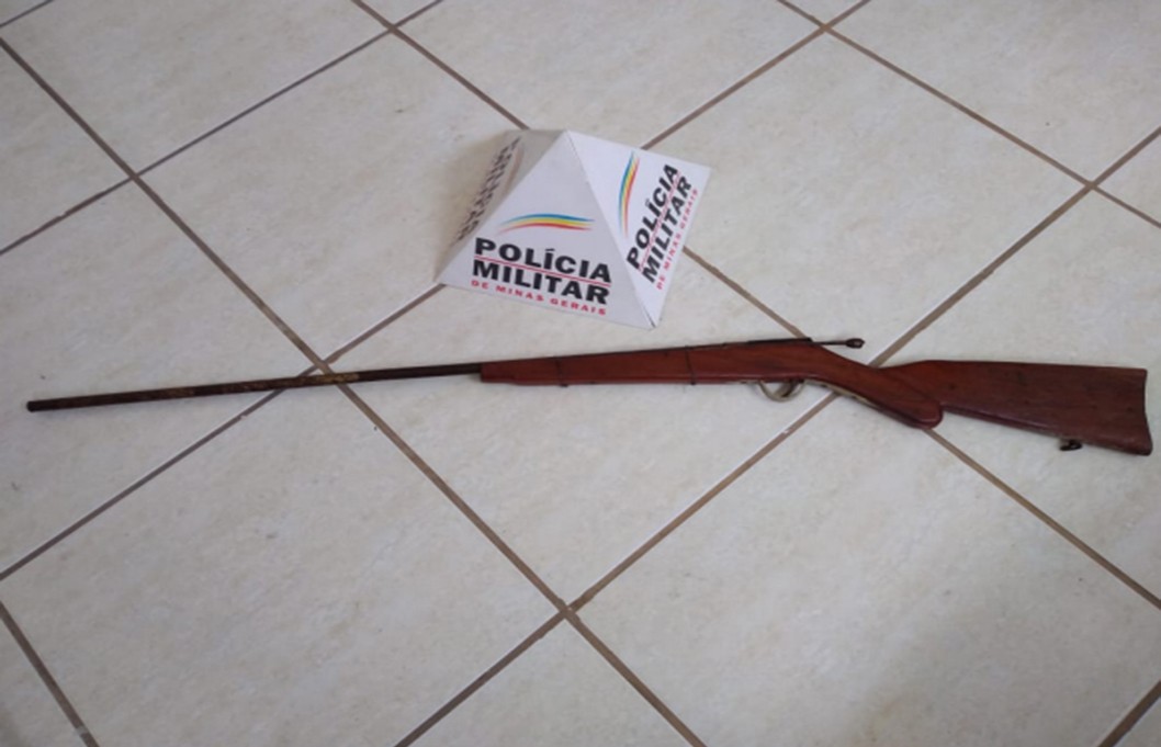 Após denúncias, PM apreende cinco armas em zonas rurais