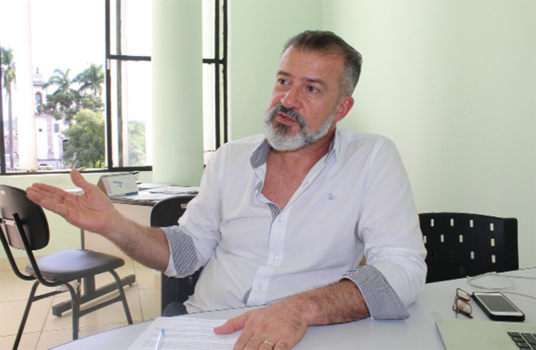 Questionado sobre acumulação de salários, secretário nega irregularidade e revela farra de horas extras