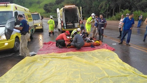 Van capota e deixa feridos em Congonhas