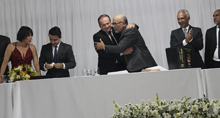 Hélio Campos anuncia redução do próprio salário, de seu vice e de secretários municipais