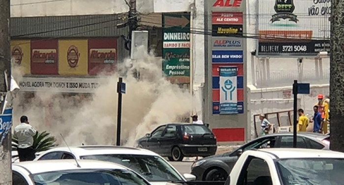 Carro pega fogo no centro de Lafaiete e assusta população