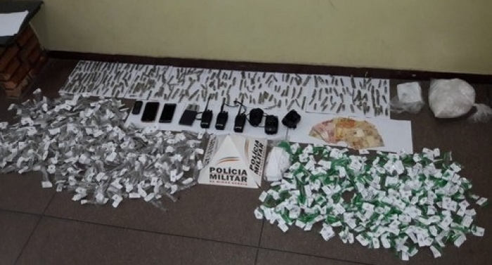 PM apreende 500 buchas de maconha, 375 picos de cocaína e prende casal suspeito de tráfico