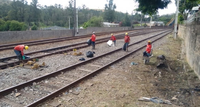Mutirão MRS: ação retira um caminhão de lixo da linha férrea