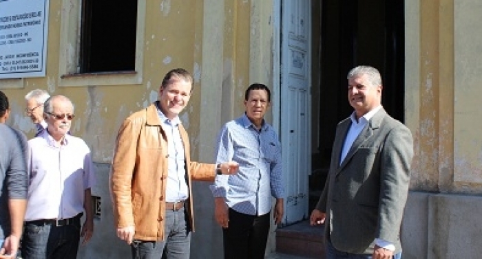 Deputado Leonardo Quintão visita obras e elogia administração municipal