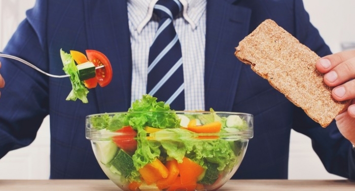 Nutricionista explica como diminuir a ansiedade equilibrando alimentação