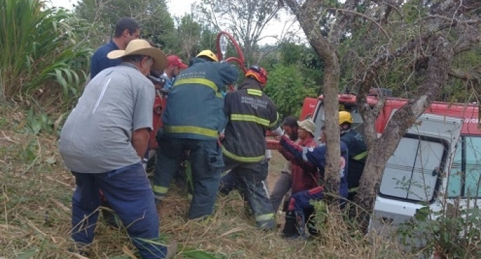 Bombeiros socorrem lavrador que teve perna esmagada na zona rural de Carandaí