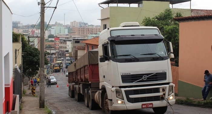 Rua Padre Lobo registra média de 10 carretas paradas por mês