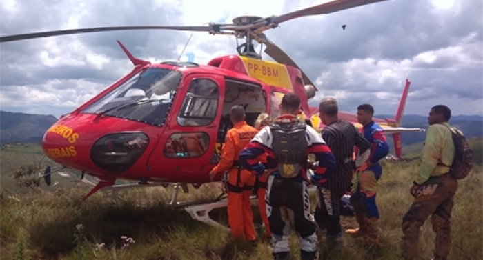 Motociclista cai em trilha de difícil acesso e é resgatado por aeronave dos Bombeiros