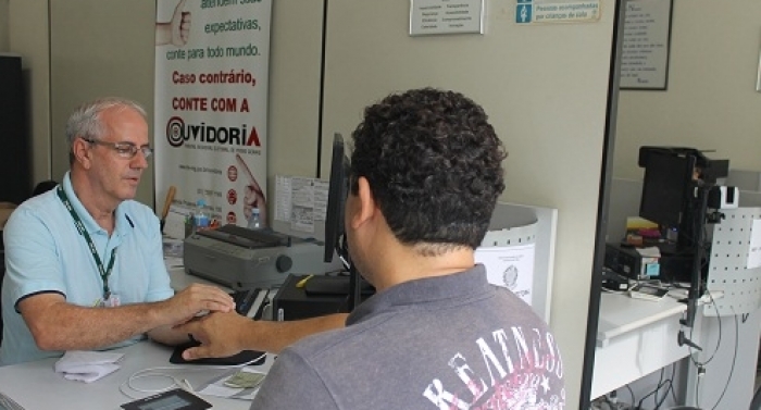 Com medo de multa de R$150, eleitores correm ao cartório para cadastrar biometria