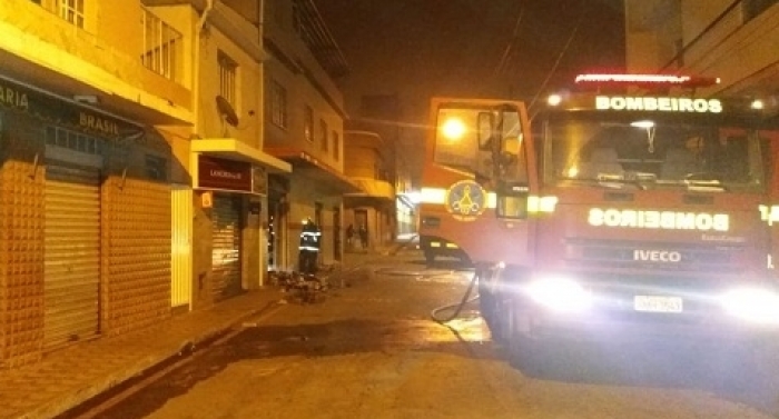 Dois pontos comerciais são furtados e incendiados na madrugada