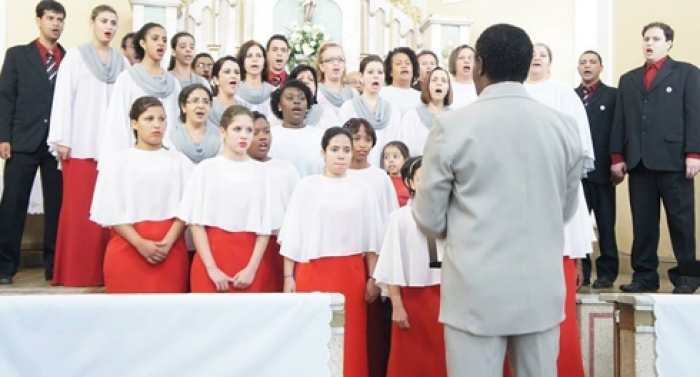 Cantares à Maria abre Encanta Lafaiete