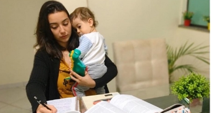 O desafio de conciliar faculdade e maternidade