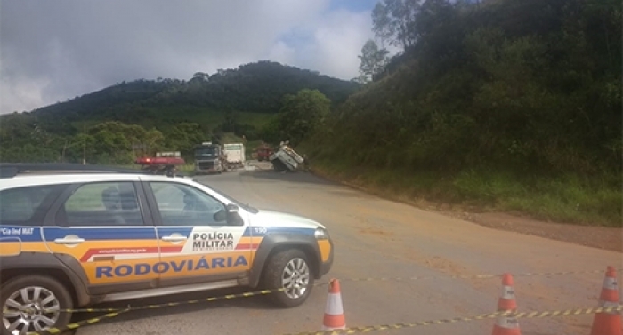Trânsito da MG-482 é liberado após  tombamento de caminhão de combustível