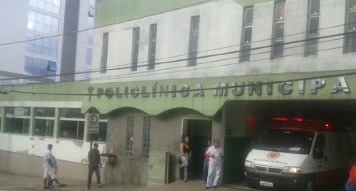 À espera por leito de CTI, paciente relata o tratamento desumano na Policlínica