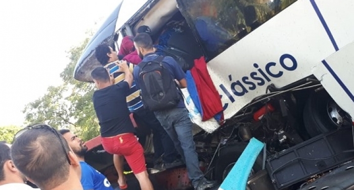 Acidente entre ônibus e carreta deixa dois mortos e 16 feridos na BR-040