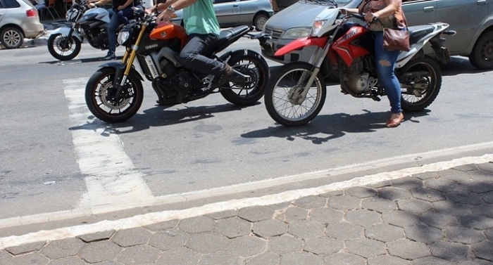 Desrespeitando as leis de trânsito, motos barulhentas viram tormento no Centro