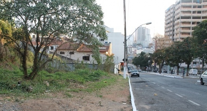 Projeto propõe multa mais pesada para donos de  terrenos fora da lei