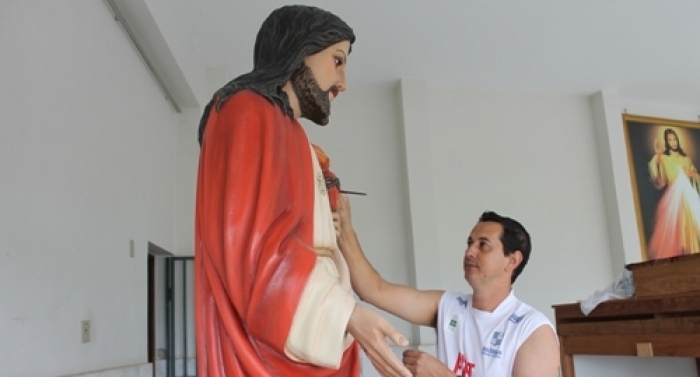 Artista vence cupins e mantém vivo o Sagrado Coração de Jesus