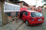 Motorista perde o controle do carro e invade residência no bairro São Dimas