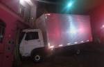 Caminhão invade casa e deixa morador ferido