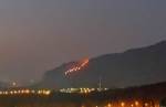 Bombeiros seguem atuando no combate ao incêndio que atinge a Serra do Ouro Branco há cinco dias