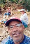 Trio de amigos passa o dia às margens do rio Paraopeba